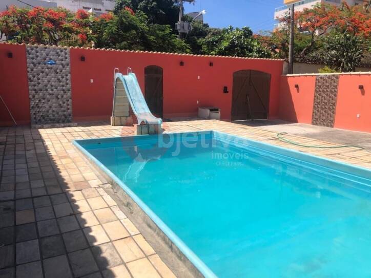 Casa à venda com 4 quartos, 130m² - Foto 1