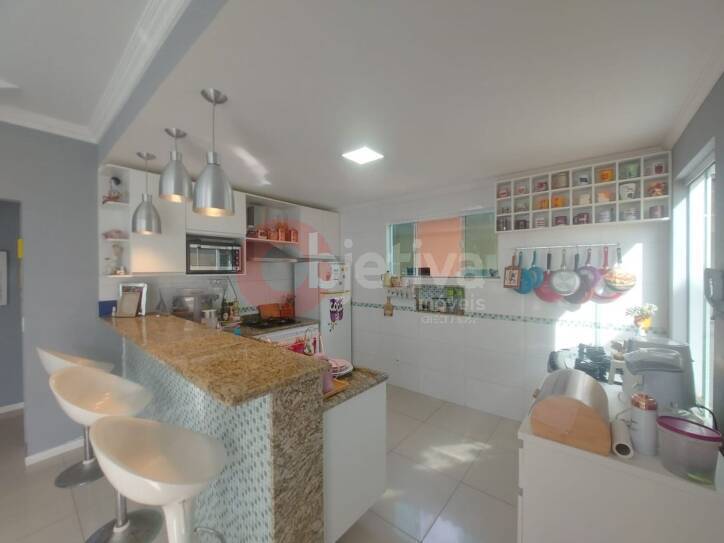 Casa à venda com 4 quartos, 206m² - Foto 1