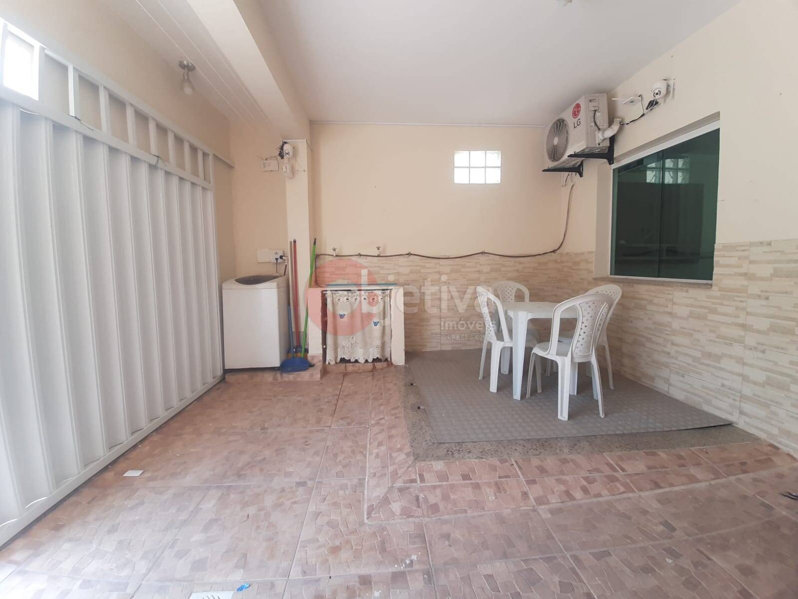 Casa à venda e aluguel com 4 quartos, 90m² - Foto 2