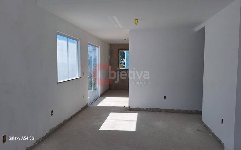 Casa à venda com 4 quartos, 105m² - Foto 2