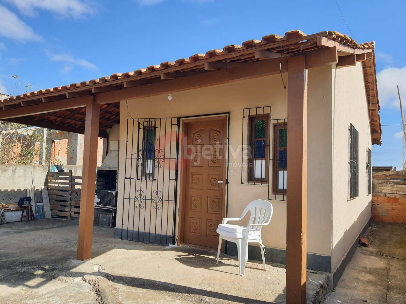 Casa à venda com 2 quartos, 70m² - Foto 1