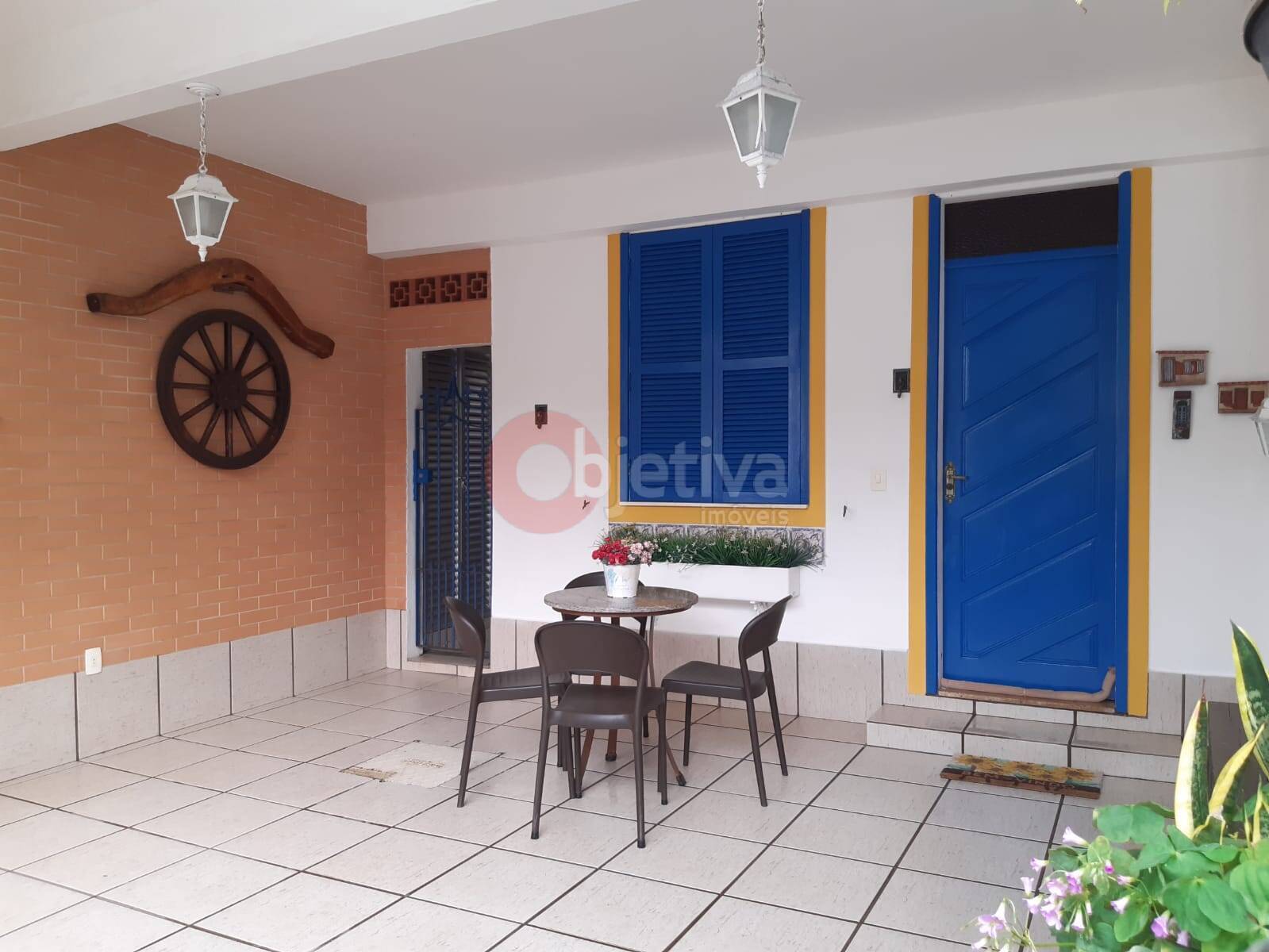 Casa à venda com 3 quartos, 77m² - Foto 1