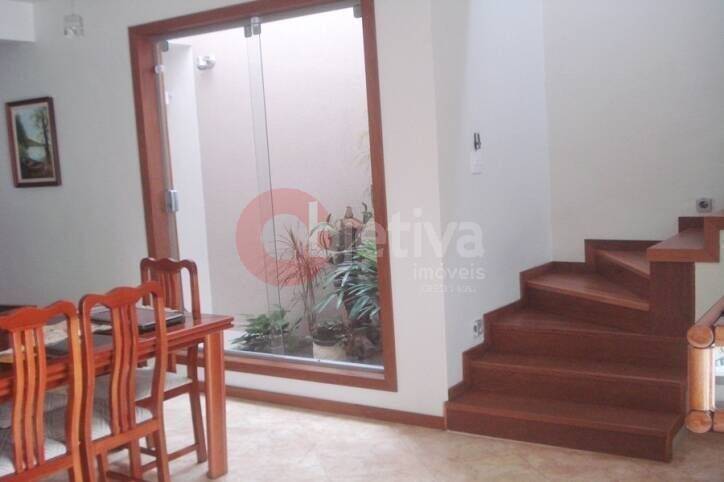 Casa à venda com 3 quartos, 208m² - Foto 8