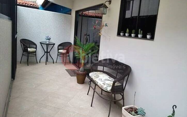 Casa de Condomínio à venda com 3 quartos, 180m² - Foto 2