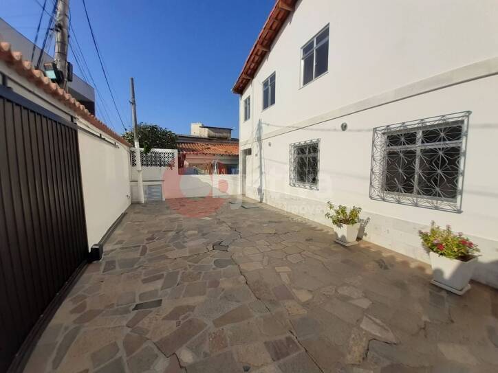 Casa à venda com 4 quartos, 200m² - Foto 1