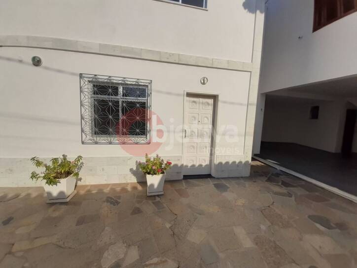 Casa à venda com 4 quartos, 200m² - Foto 2